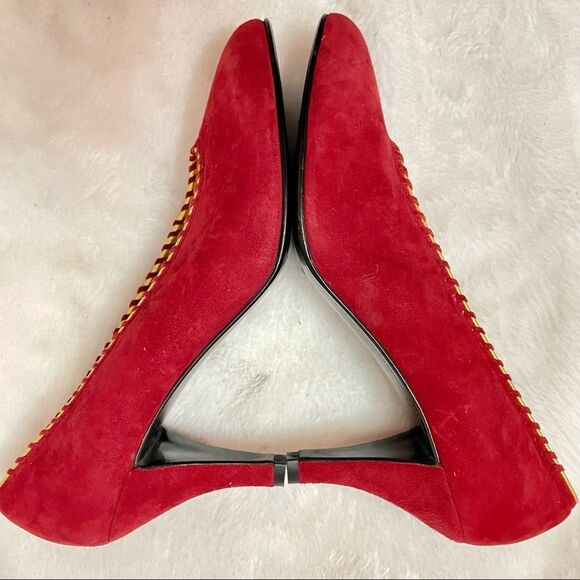 💥Host Pick!💥 Vintage NWOT 1980s Anne Klein Red Suede Pumps Gold Braid Accent - Picture 4 of 13